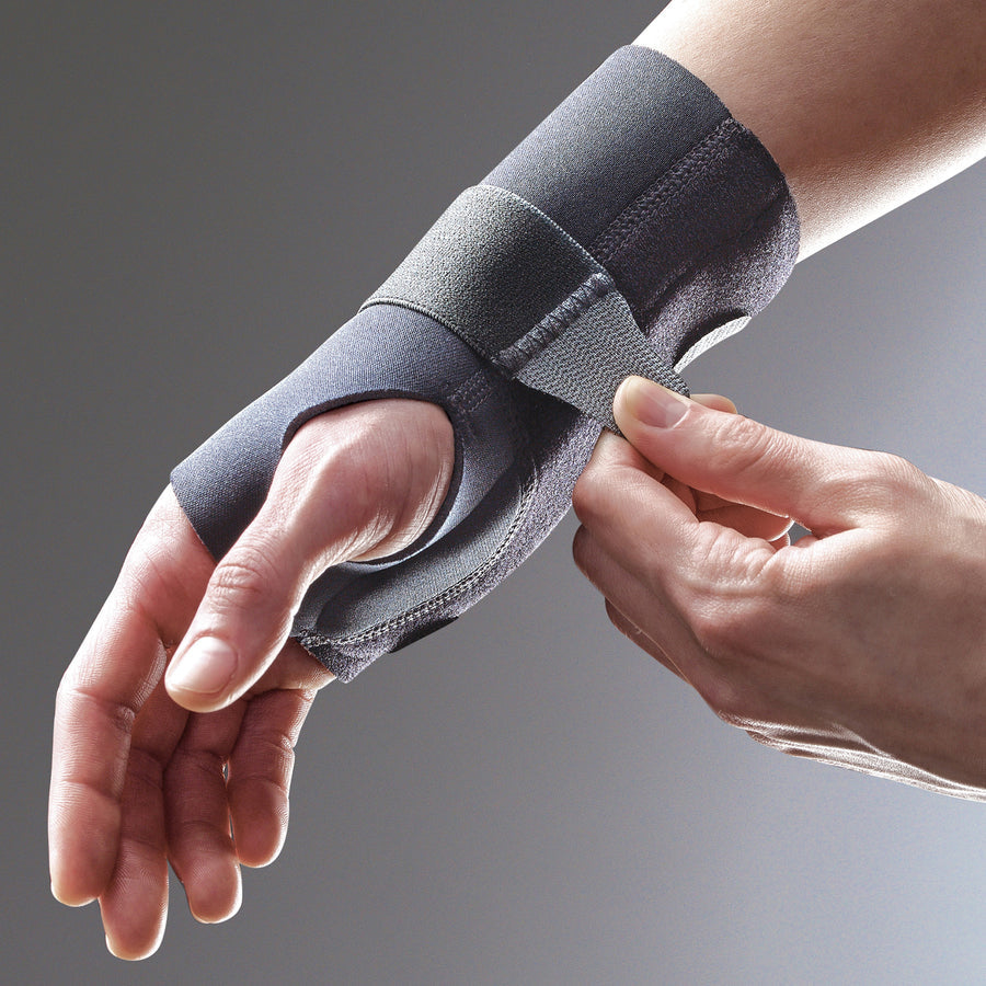 FUTURO Right-Hand Small/Medium Wrist Support - Alternate-Image1